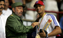 Yulieski Gurriel, la joya del béisbol cubano, pide asilo en los Estados Unidos