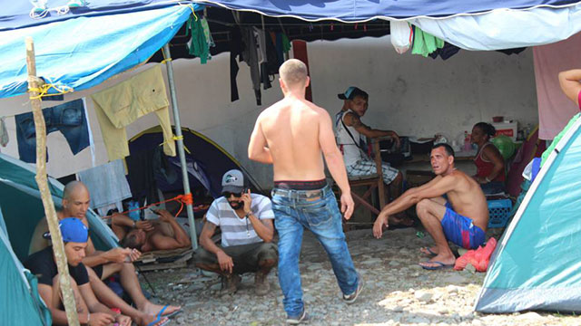 Cientos de migrantes cubanos ingresan por la fuerza a Costa Rica