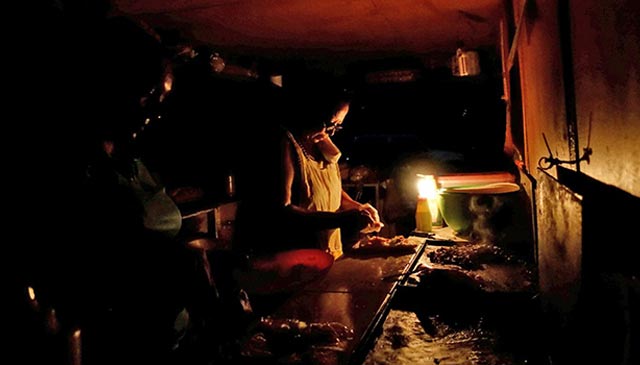 Cocina a la luz de las velas en Tinaquillo, estado de Cojedes Cocina a la luz de las velas en Tinaquillo, estado de Cojedes. Foto: Reuters / Carlos Rawlins