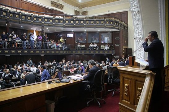 Diputados opositores retan a Maduro a disolver la AN como hizo Fujimori