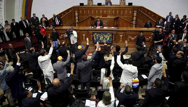 #ELECCIONESYA Con 106 votos y dos abstenciones, la AN declaró «el abandono del cargo» de Nicolás Maduro