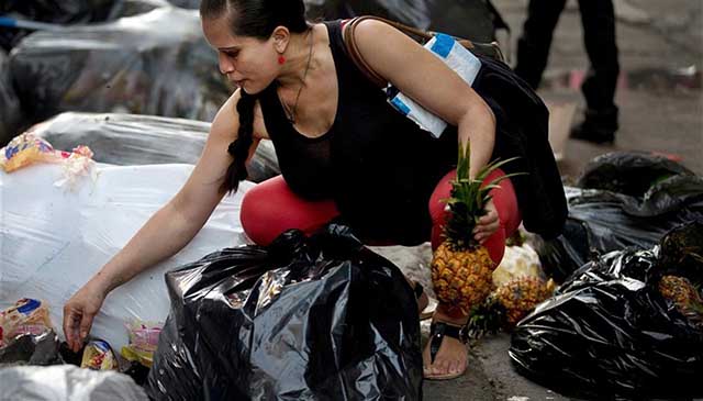 Entre la basura, lo venezolanos hacen mercado.
