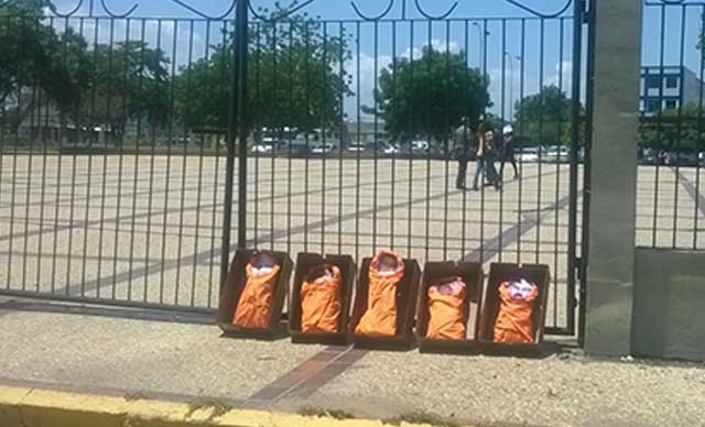 Dejaron cajas de cartón al gobernador de Anzoátegui para que las «decore»