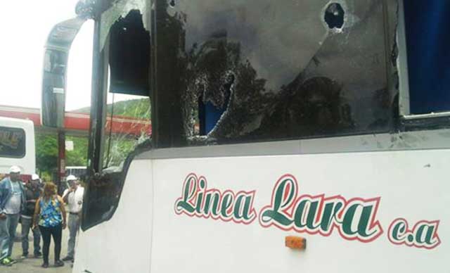 Colectivos chavistas-maduristas quemaron autobuses para impedir paso de manifestantes en La Victoria