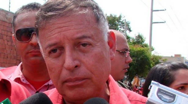 Arias reconoció que 6 alcaldes opositores, en ceremonia privada, firmaron el presupuesto con El Aissami