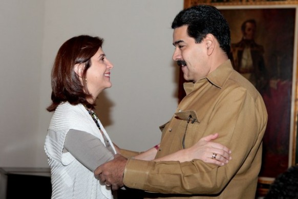 La complacencia de la ministra Holguín hacia Maduro raya en la complicidad
