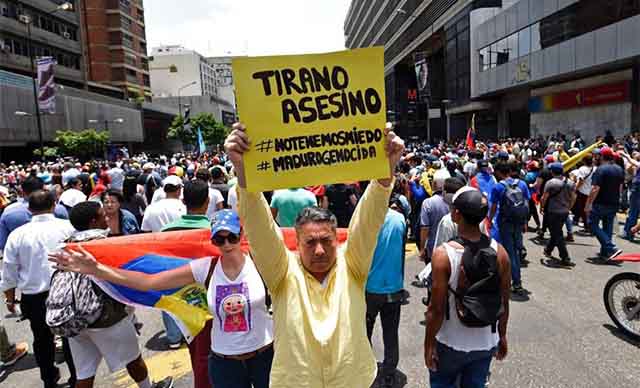 Miles de venezolanos marchan contra la dictadura de Maduro