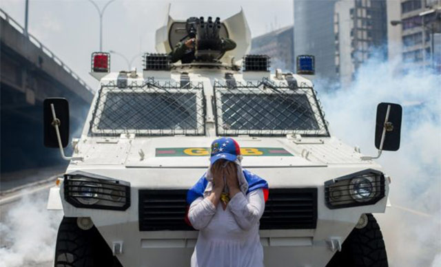 ¿Quién es la mujer que logró parar un tanque en Venezuela?