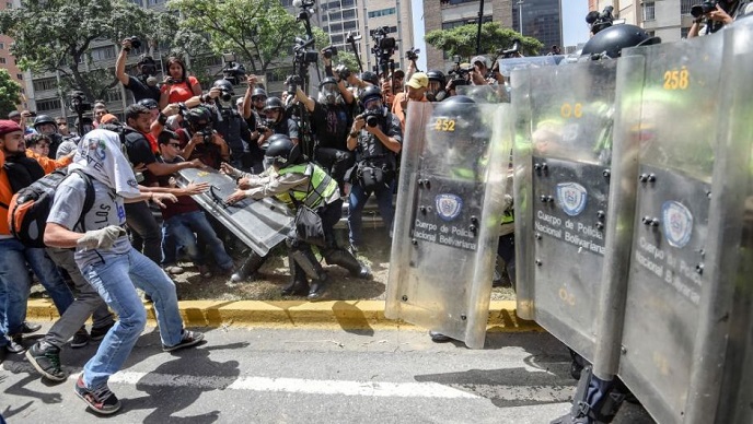 Oficialistas golpearon con botellas y palos a periodistas de El Nacional