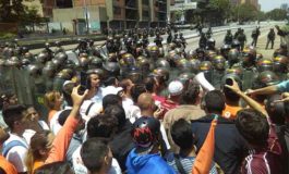 El pueblo en la calle y miles de policías cerrando los acceso a la Asamblea Nacional
