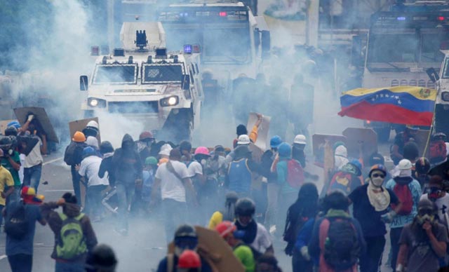 Versión en inglés del espectacular cortometraje del cineasta venezolano Hernán Jabes de la realidad de las  protestas