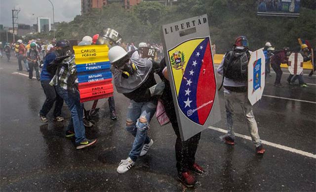 Venezuela, el arsenal de la batalla campal