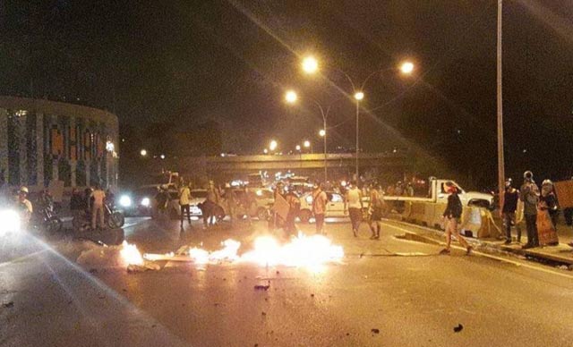 Manifestantes impiden paso por la autopista Francisco Fajardo
