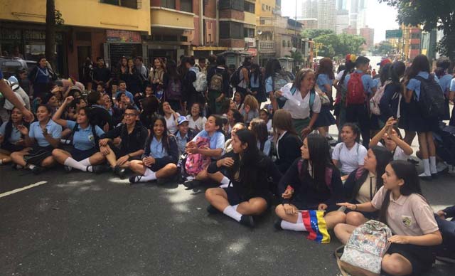 En Caracas estudiantes de bachillerato trancan la Av. Lecuna para protestar