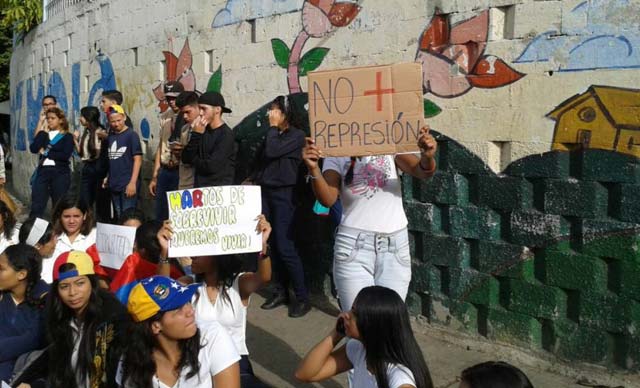 Estudiantes de Catia protestan en contra del gobierno de Maduro
