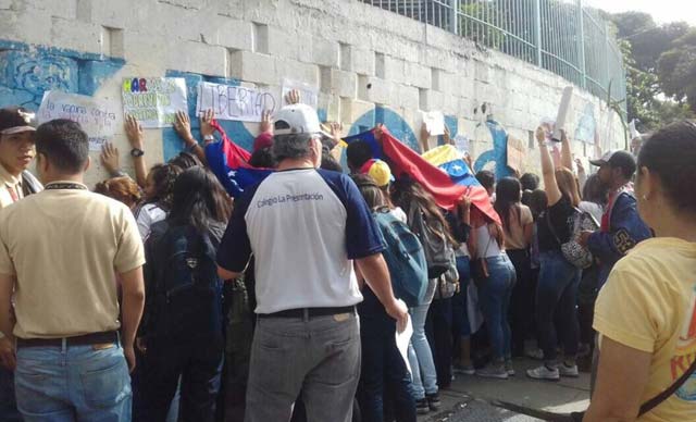 Denuncian que colectivos amedrentaron protesta de estudiantes en Catia