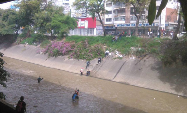 Manifestantes saltaron al río Guaire para huir de represión de la GNB