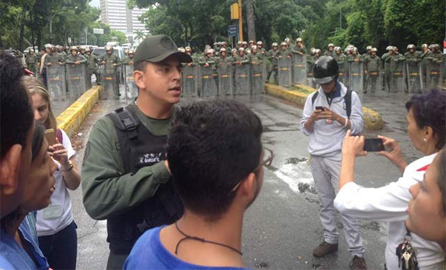 Estudiantes dan clases magistrales frente a piquetes de la Guardia Nacional y la Policía Nacional