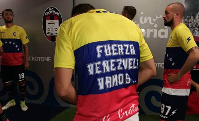Fuerza Venezuela: equipo italiano rindió homenaje a los manifestantes