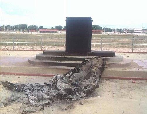 La repugnancia ya es a nivel visceral: Derriban y queman otra estatua de Chávez, ya ni el recuerdo quieren