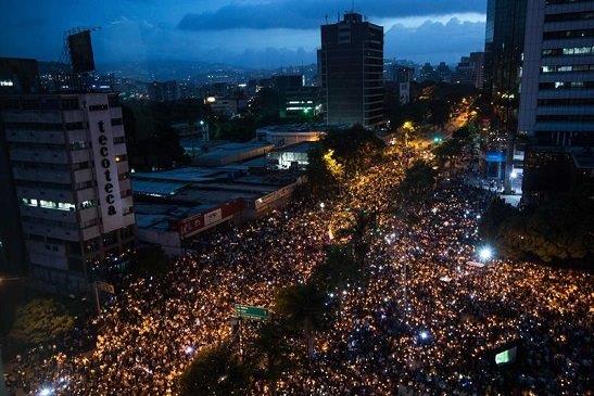 Venezolanos vencen el miedo y convierten la noche en otro escenario de resistencia (Fotos, videos)