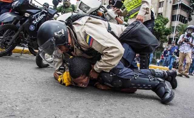 Vean como los esbirros de Maduro disparan a quemarropa y golpean brutalmente a los manifestantes