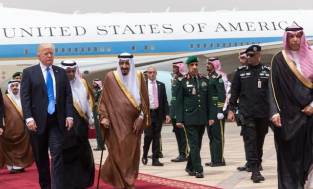 Los Saudíes le extienden la alfombra roja a Donald Trump en su primera visita oficial a Riyadh