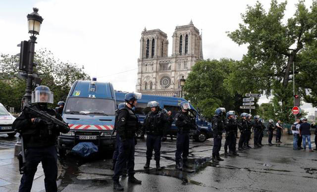 «Por Siria»: Gritó el hombre que atacó con un martillo a un policía en París