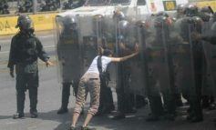 Valiente mujer venezolana se enfrenta sola a la GNB en medio de la represión ordenada por Maduro (VIDEO)