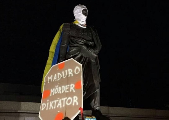 Como un «soldado de franela» visten estatua de Simón Bolívar en Berlín en honor a los caídos