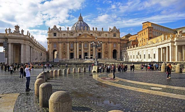 Vaticano defiende teólogo anglicano que condona aborto