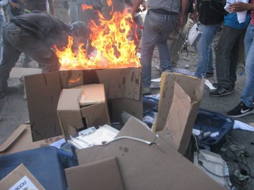 Manifestantes sacan al Plan República y queman material electoral en Mérida