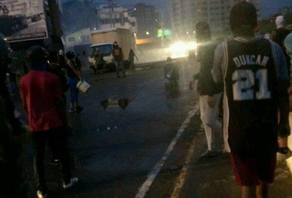 Segundo día de brutal represión deja destrozos y detenidos en Lechería (Fotos, videos)