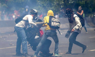 Terrorista roja rojita intenta atropellar a manifestantes en La Rosaleda Sur